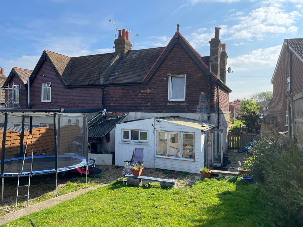 Lot: 121 - THREE-BEDROOM COTTAGE INVESTMENT - Rear of building